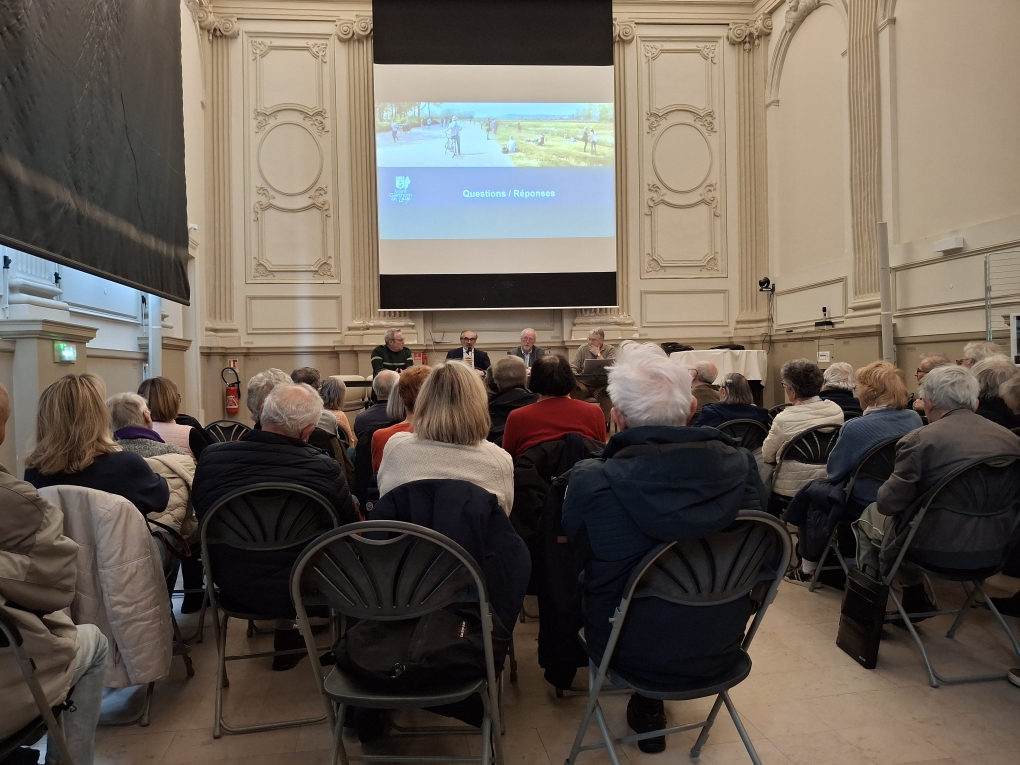 Séance des questions réponses suite à l'exposé du projet Plaine de la Garenne par Mark Venus, Maire adjoint en charge des activités économiques du projet plaine de la Garenne. De gauche à droite : Pierre-Emmanuel Savatte (Directeur ONF agence de Versailles), Arnaud Péricard Maire de Saint-Germain-en-Laye, Mark Venus Maire adjoint, Dominique Maris Président des Amis de la Forêt de Saint-Germain et de marly
