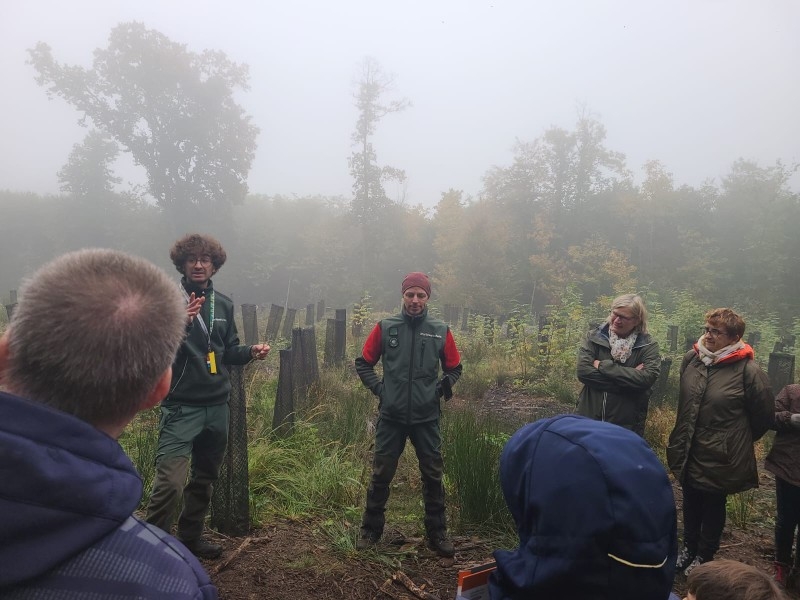 Brief avant l'opération de vérification par les techniciens de l'ONF en charge du projet plantation pédagogique
